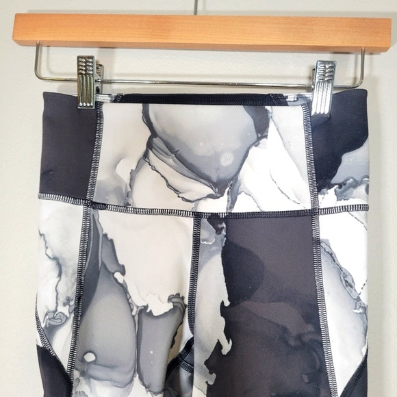 Under Armour Heat Gear Marble Print Leggings XS - Picture 4 of 7